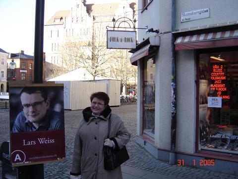 Gitte Lehrmann ved Lille Torv i Malm ved en dansk valgplakat, januar 2005.