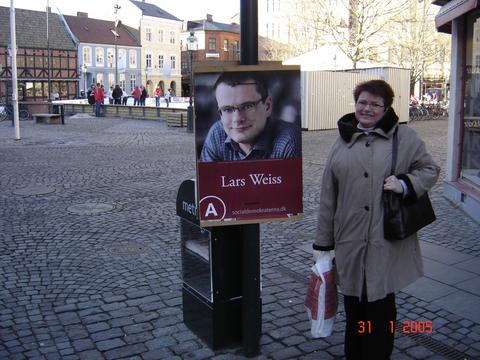 Gitte Lehrmann ved Lille Torv i Malm ved en dansk valgplakat, januar 2005.